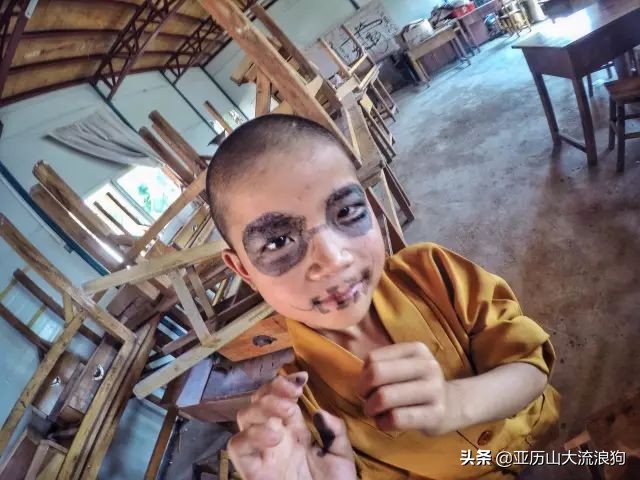 中缅边境的佛寺,旅途中遇到藏区僧人