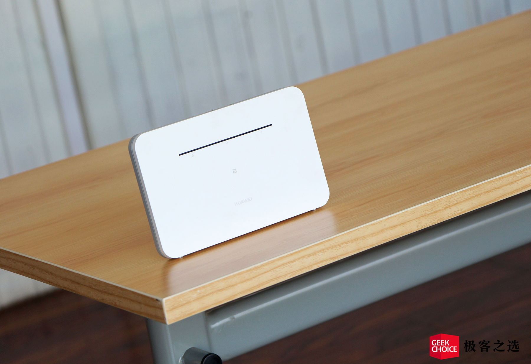 华为移动路由器：插卡就能提供Wi-Fi，出差再也不愁没网了