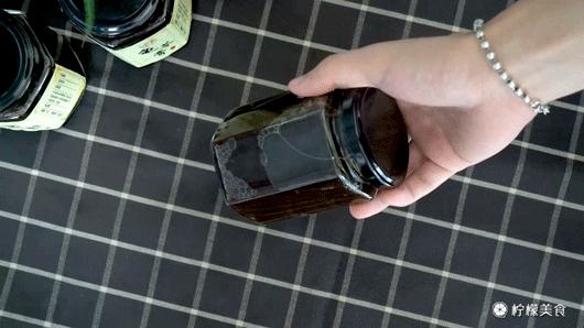 74岁的他,把一半的人生交给了这碗「黑暗甜品」