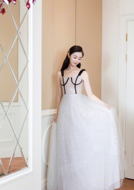 小楼又东风宋轶白色吊带裙,宋轶穿印花衣配运动裤秀身材