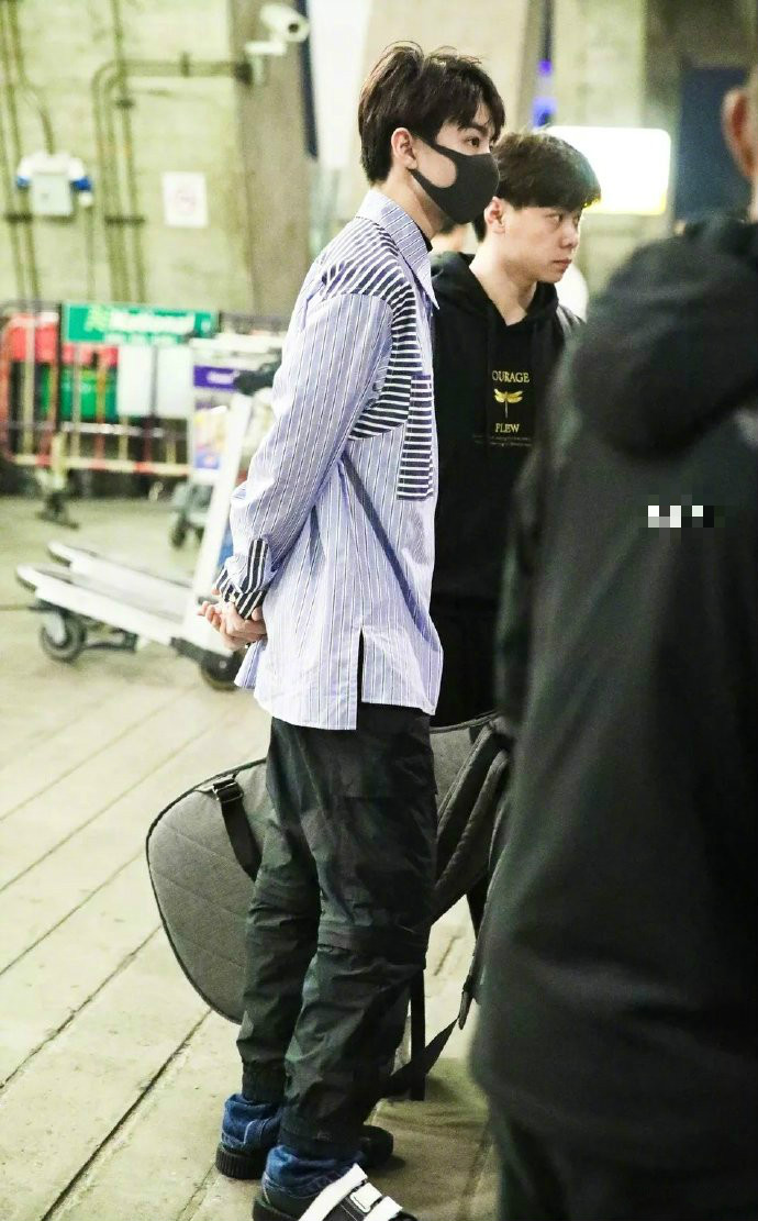 王俊凯拉链破洞裤,王俊凯外套秋冬穿搭