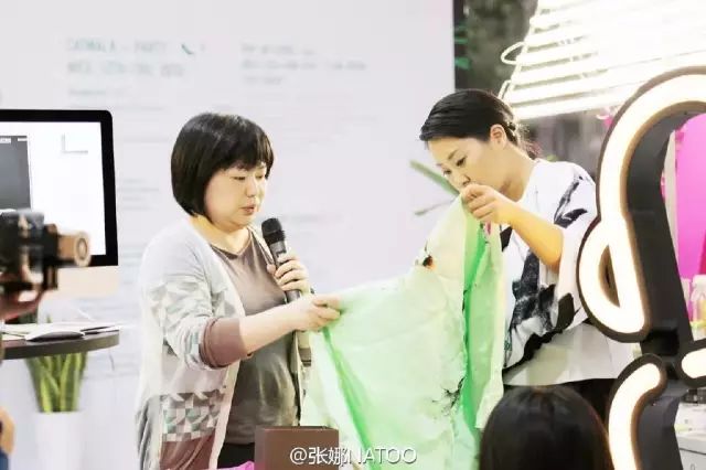 中国人只会跟风买名牌？80后女孩用旧衣改造成潮牌，燃炸上海滩