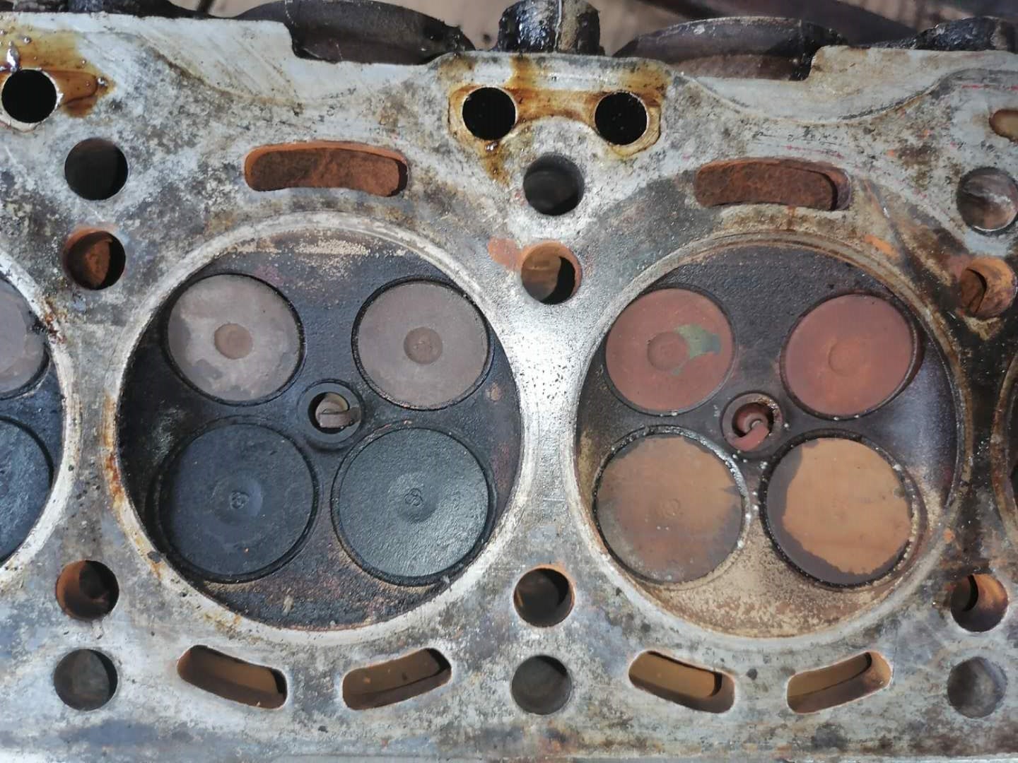 凸轮轴瓦盖不上油,凸轮轴瓦盖上紧转不动