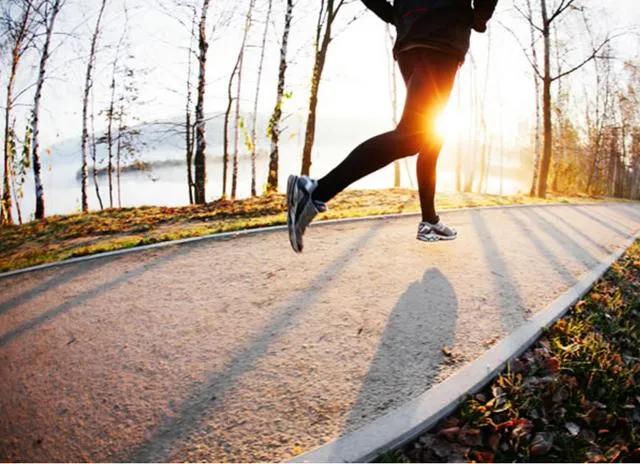 每天几个简单动作锻炼身体,每天锻炼身体健康技巧指南