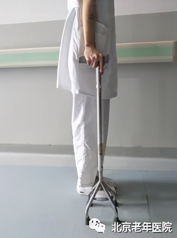老年人手杖使用操作流程,可以防止老年人跌倒的工具