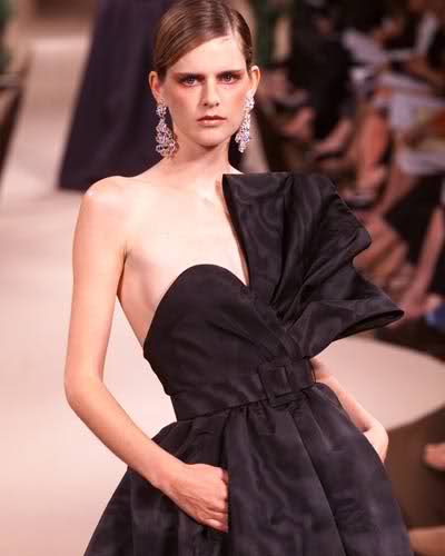 ysl是一个怎样的品牌,ysl到底叫杨树林还是圣罗兰