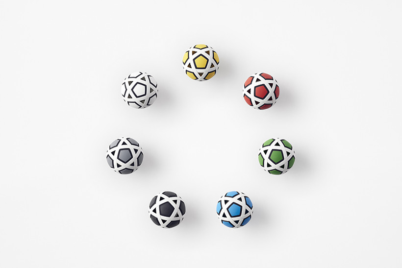 日本足球装备开箱,无需充气的拼装足球