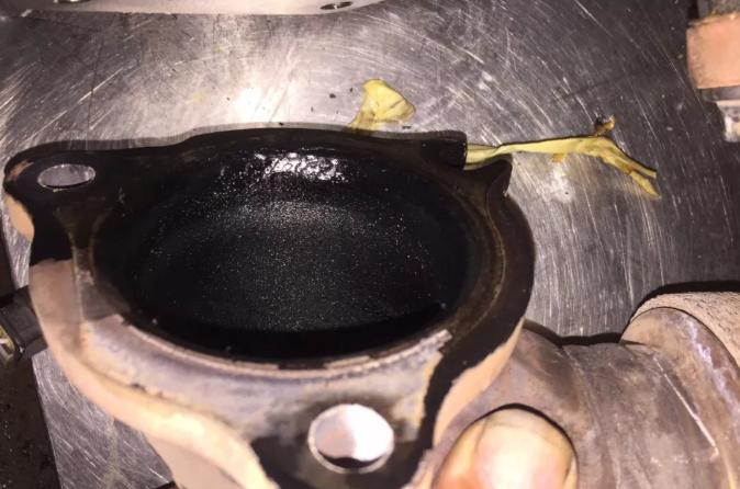 奔驰gl350柴油发动机缺机油,奔驰gl350发动机全部机油漏出来