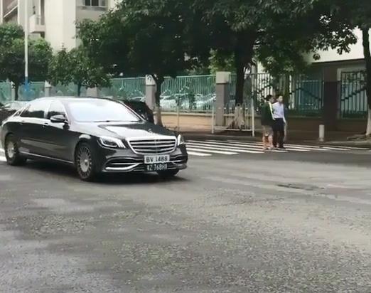 广州偶遇右舵版S680，车牌有3种颜色，价格比国内便宜200多万