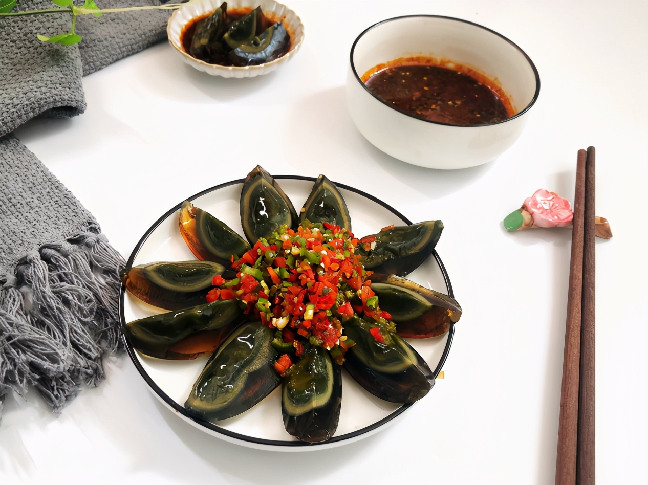 拌皮蛋时，碱味重还涩口？加这3样，去异味，嫩滑爽口，越吃越香