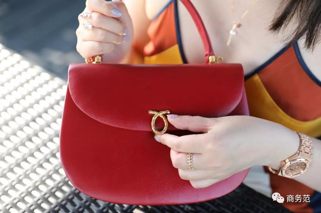 英国女王拿过的包包,英国伊丽莎白女王二世包包