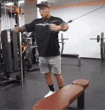 胸肌动得厉害是怎么回事,腹肌和胸肌都很大还会动