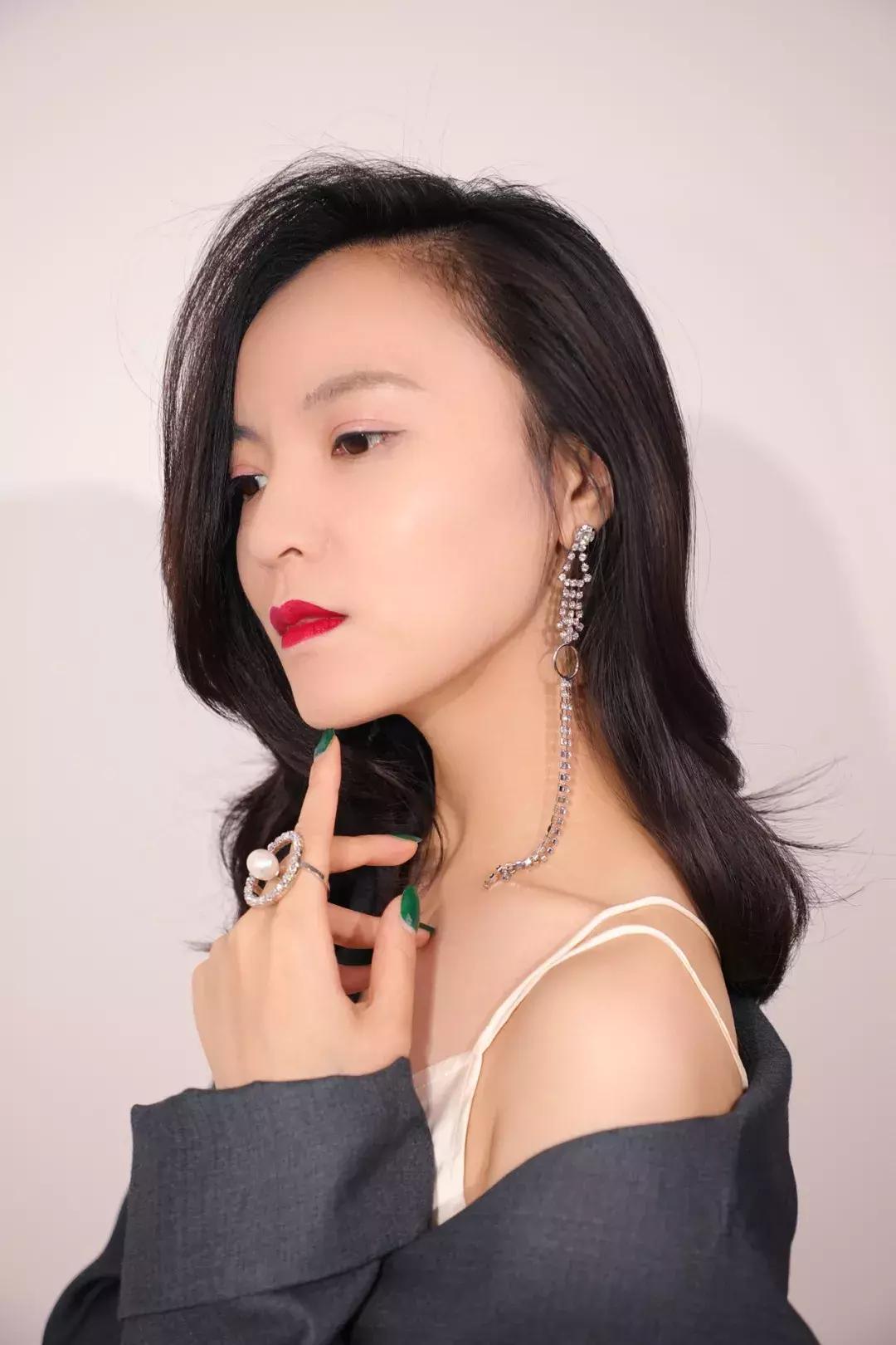 刘亦菲耳环搭配图片,刘亦菲脸小吗