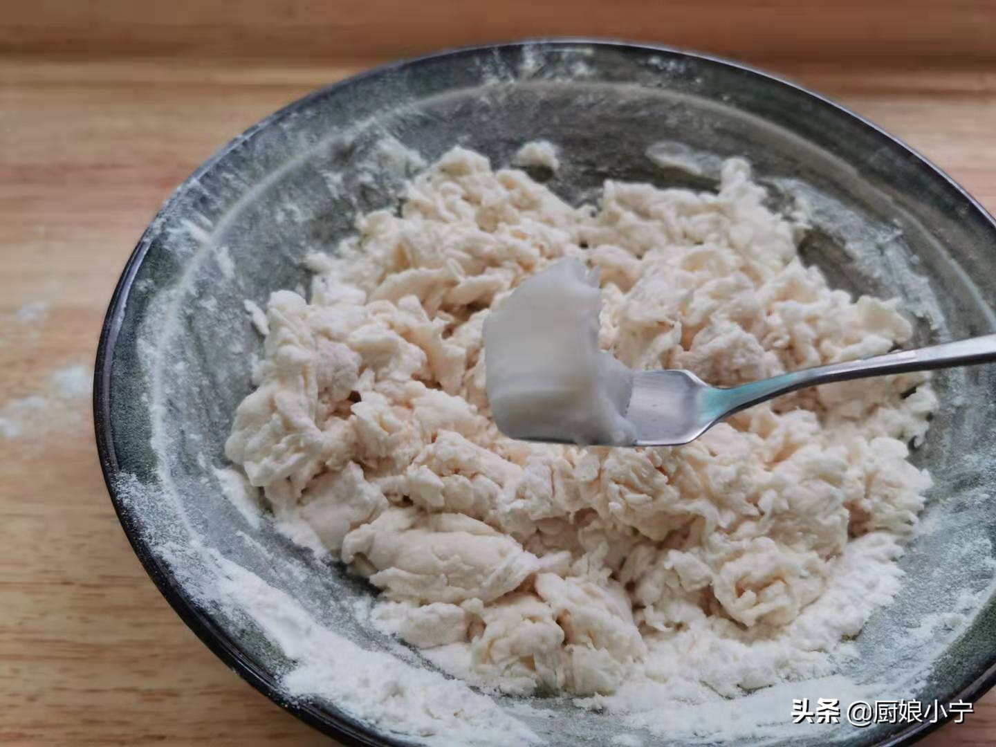 发面馒头怎么蒸才会更松软,怎样发面快且蒸出馒头喧软香甜