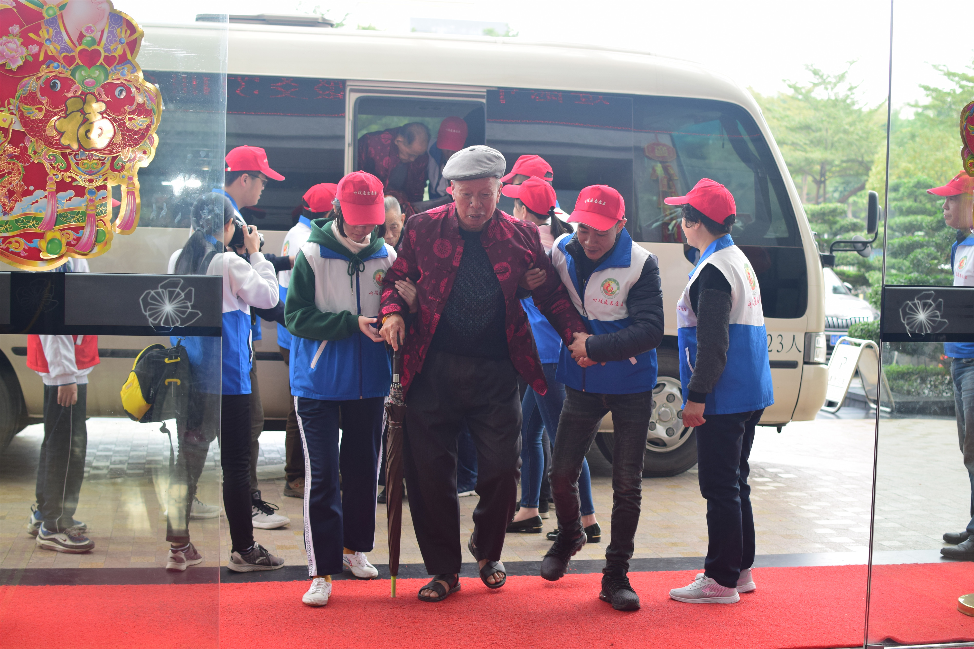 龙湖区第八个善待鳏寡百叟宴今举行铂晶大酒店多年资助大爱奉献