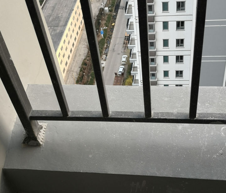 封完阳台后从上面漏水怎么回事,楼房阳台窗户漏水怎么处理