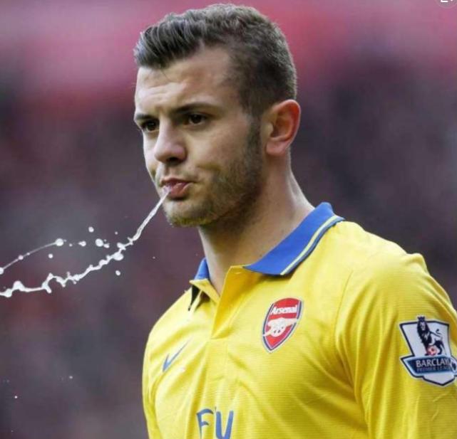 为什么足球运动员喝了水要吐,为啥足球运动员喝的水是有颜色的