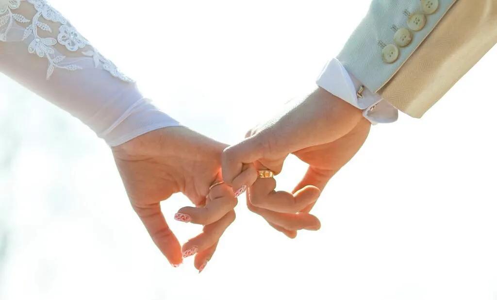 采访了50位浪漫男女，仅有10位懂得情人节玫瑰花语，会说超暖情话