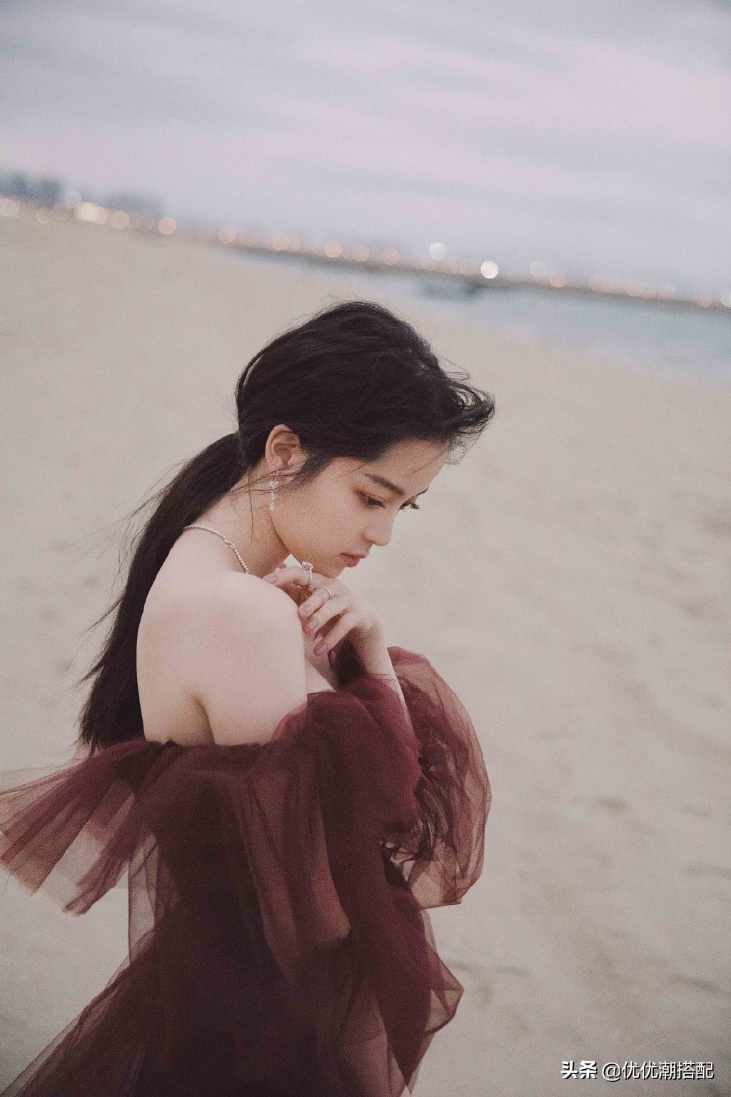 欧阳娜娜浅粉色,欧阳娜娜黑色深v字法式裙子