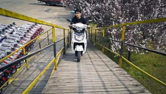 电动车爬坡度起步的正确方法,电动车爬坡的正确使用方法