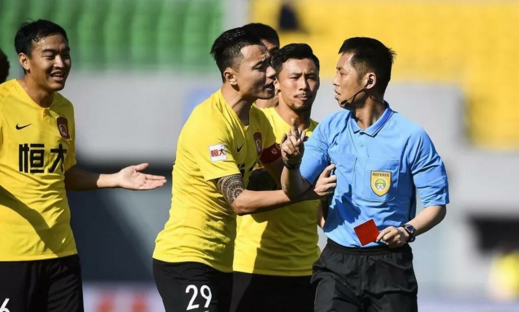 恒大最后十分钟两张红牌,恒大处罚新闻