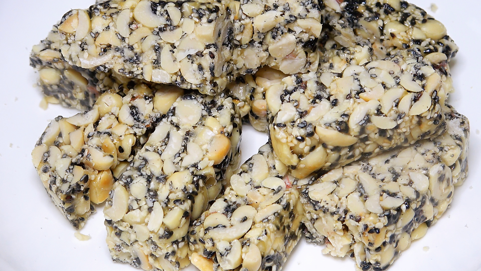 芝麻花生糖不用买，大厨教你在家做，简单易学，香甜酥脆不发硬