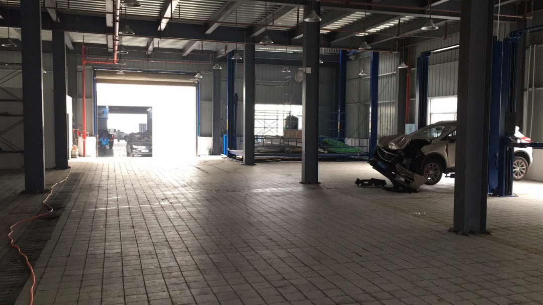 4s店卖一辆车到底赚多少钱,4s店一般一个月能卖多少台车