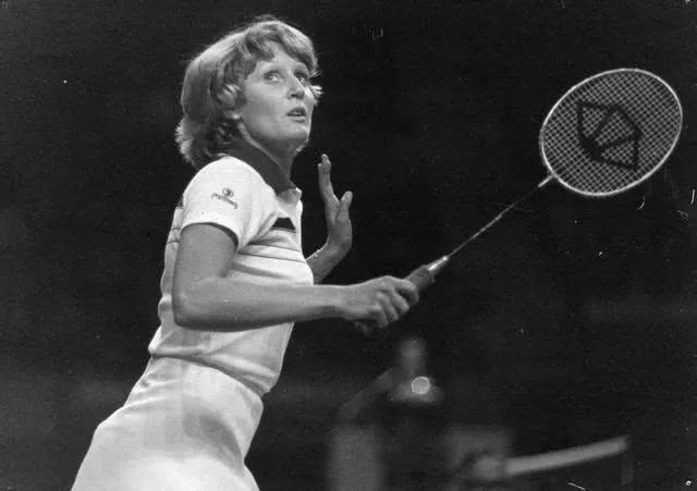 羽毛球为什么是16根羽毛,羽毛球一直是一样的握拍吗