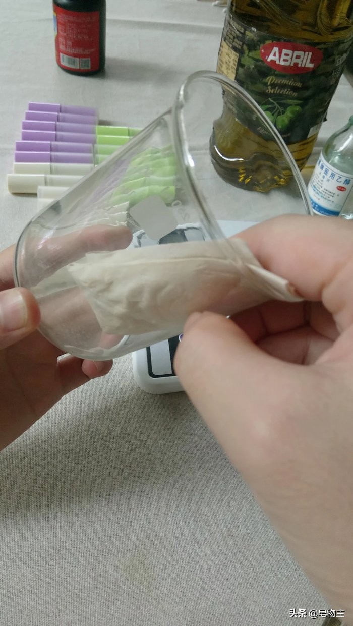 自制薄荷润唇膏简单教程,技能改变生活视频讲解