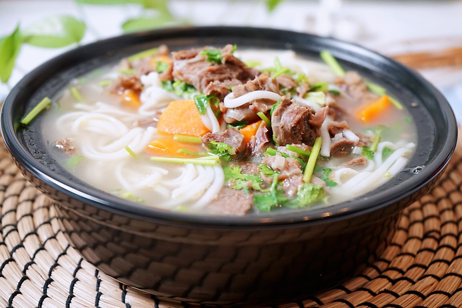 晚上多忙半小时，早餐我做的营养羊汤面才花十分钟，先生直夸真香