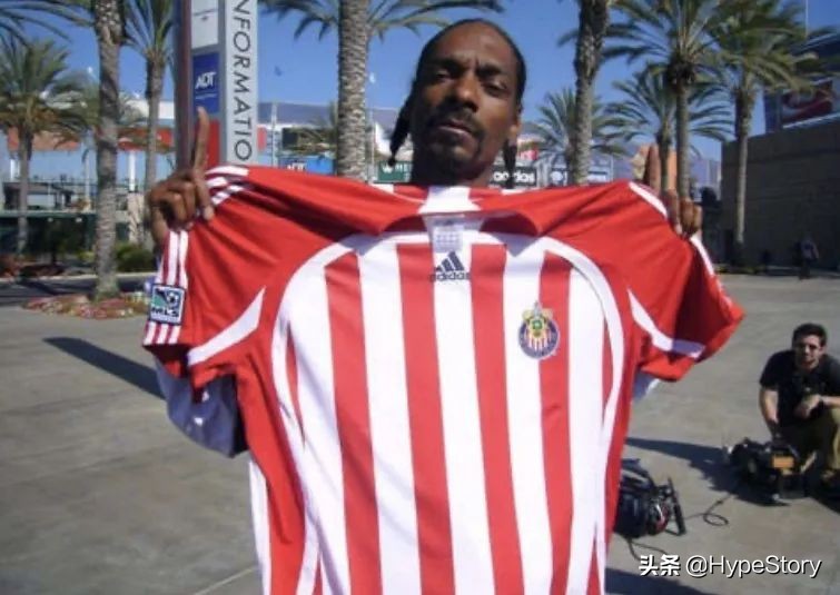 他是西海岸教父级的说唱歌手,也是足球圈最拽的球衣狂魔