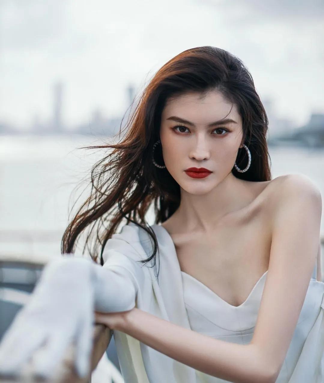 维密超模何穗健身,何穗40秒变脸