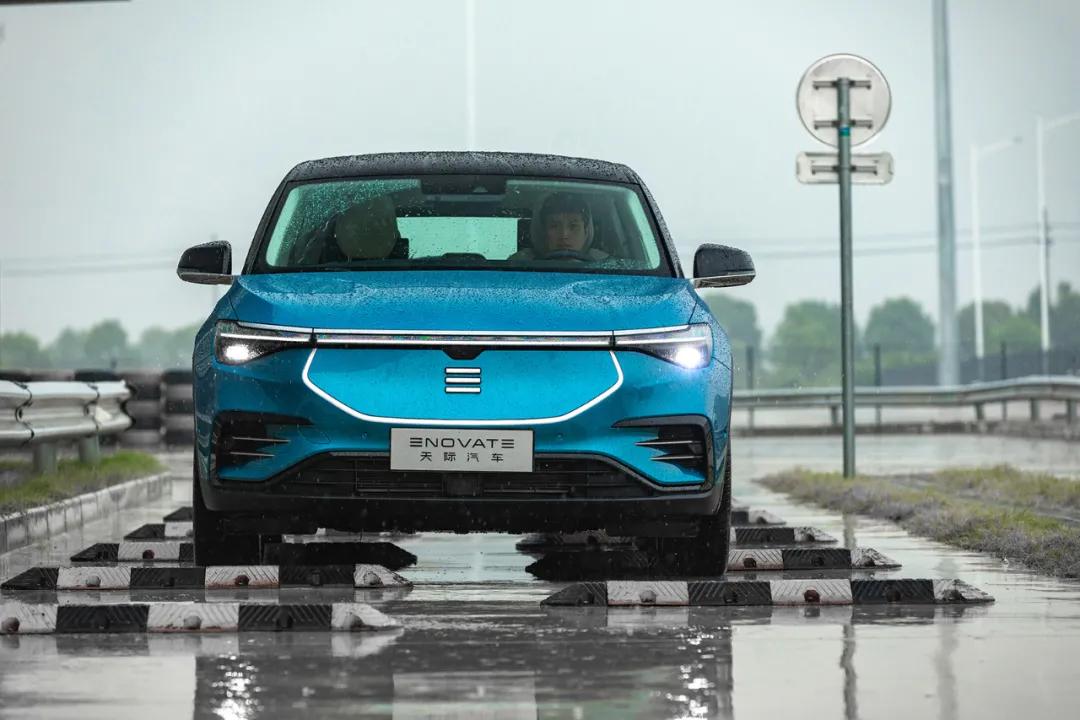 奥迪e-tron2021款50quattro豪华型,奥迪e-tron2019年最好的电动suv