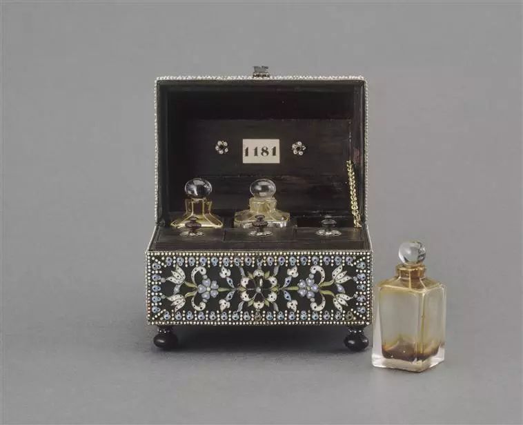 欧洲贵族喷的香水是什么,欧洲贵族喷的香水叫什么