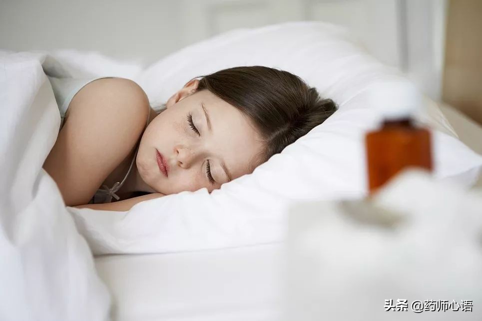 睡梦中感觉身体不舒服惊醒,睡梦中一惊一乍是怎么回事