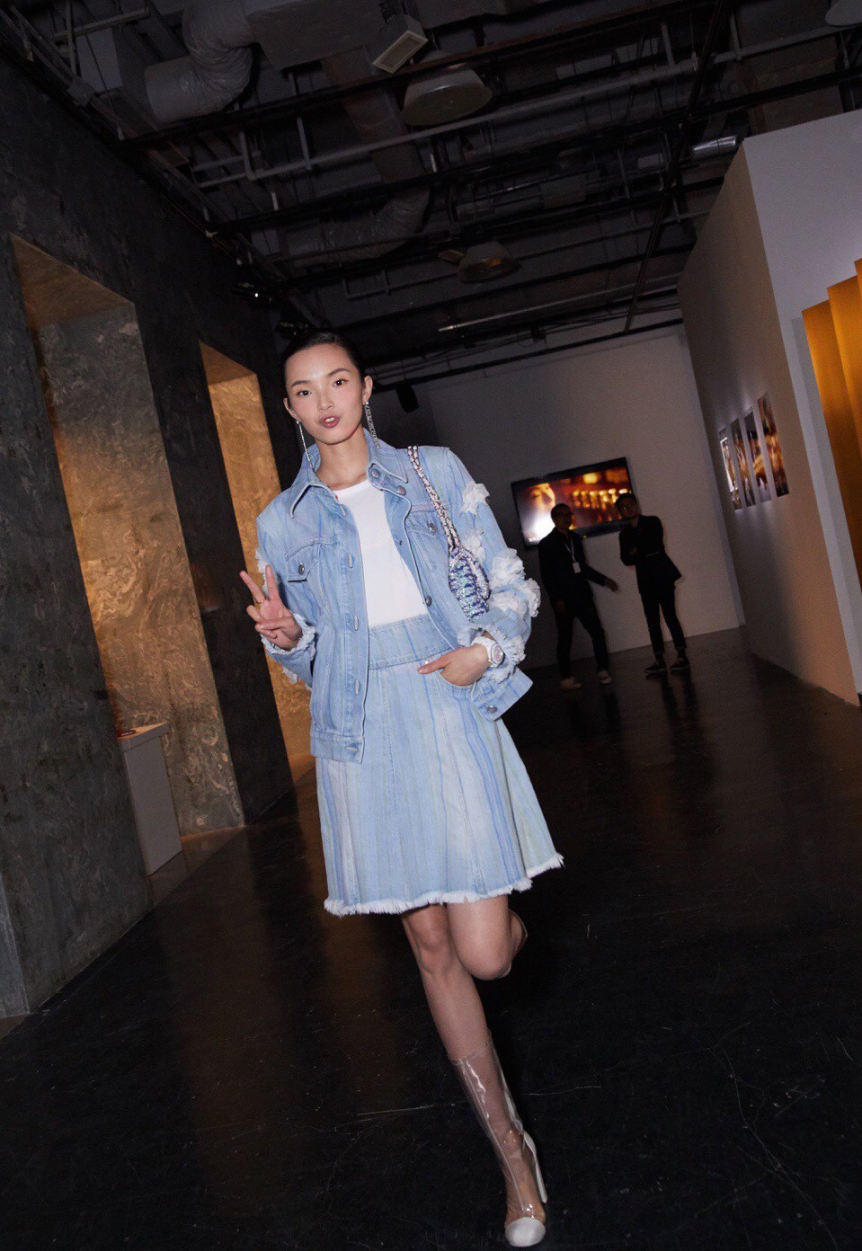 她被国外媒体称为“东方娃娃”，穿运动装出镜，身体线条太完美