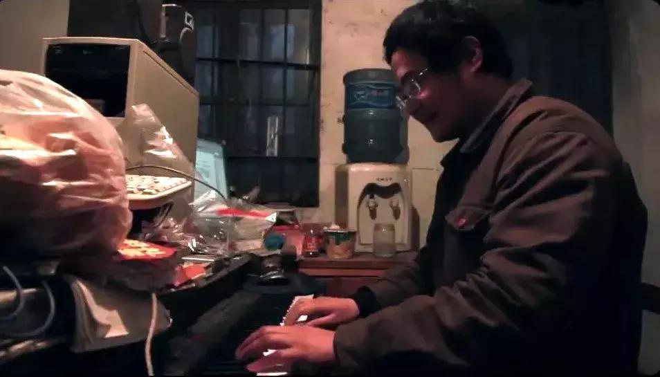 删*片毛**,讲荤段子,还不洗澡,但他教出的学生却能为刘德华写歌