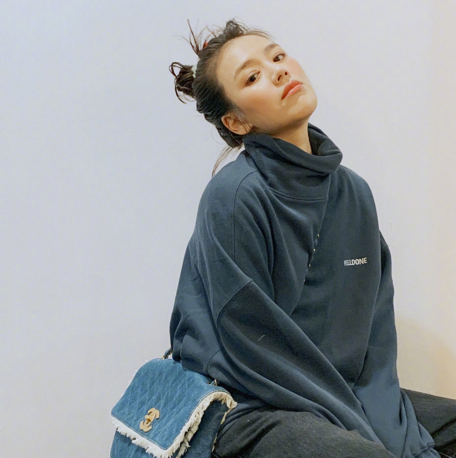 马思纯丸子头白衬衣,马思纯看秀穿搭