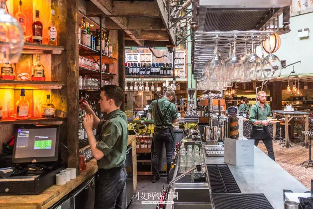 纽卡斯尔，店主为我弹奏了一把十万元的吉他