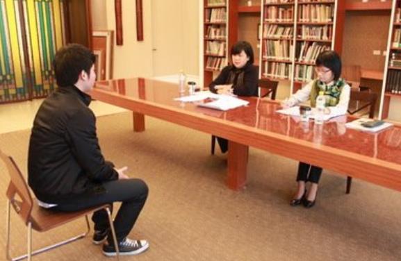 面试官逼加一笔是什么字,面试官字加一笔女生机智回答认可