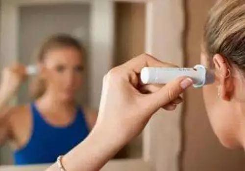 用棉签掏耳朵的危害动画,用棉签掏耳朵对身体有害吗