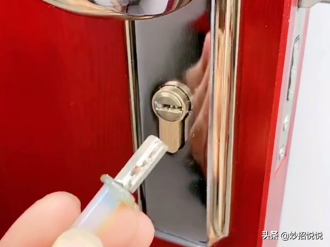 钥匙断锁孔里了小妙招,钥匙断在锁芯里怎么办教你一招