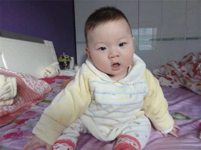 六个月宝宝还不会独坐怎么回事,六个月宝宝不会站立是怎么回事