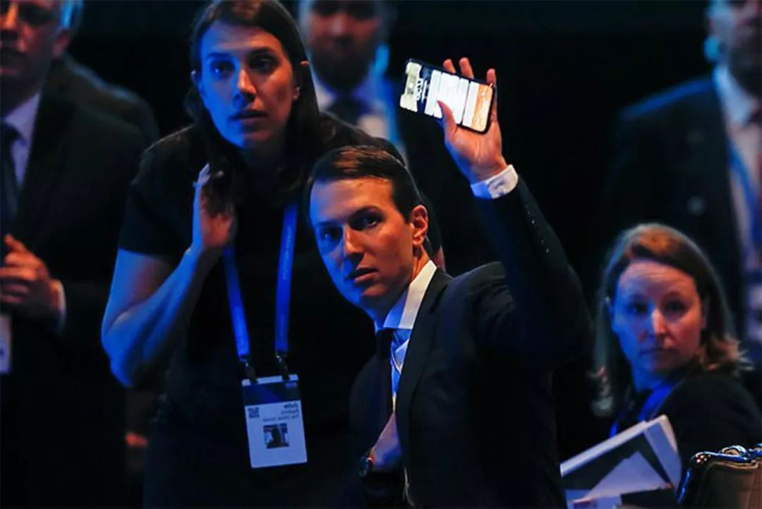 伊万卡穿灰色格纹西装照,伊万卡出席会议着时髦合作款西装