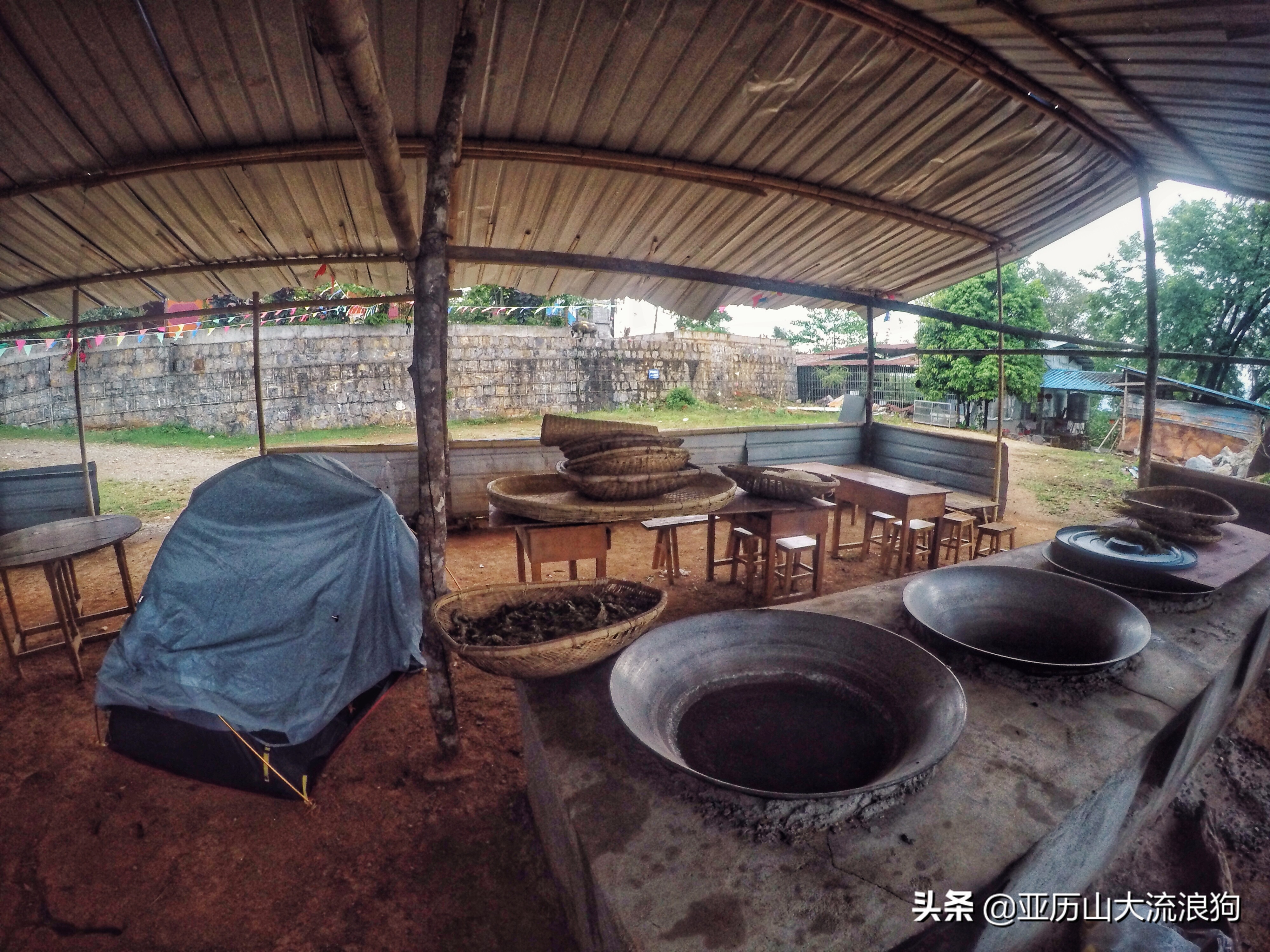 中缅边境的佛寺,旅途中遇到藏区僧人