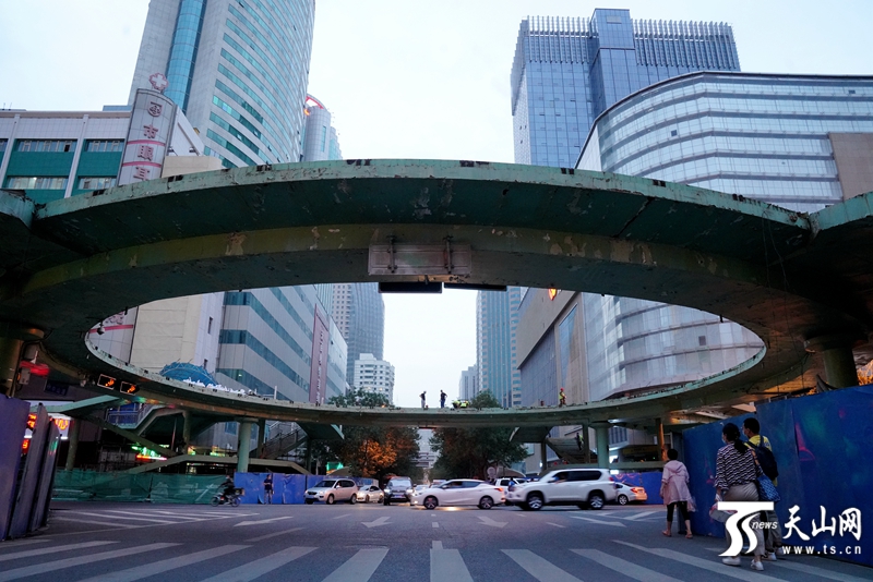 乌鲁木齐市大十字天桥哪年建的,大十字天桥拆除