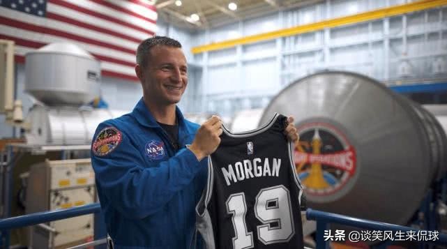 带着球衣去太空！联盟最硬核马刺球迷诞生了，12年前麦迪也做到过