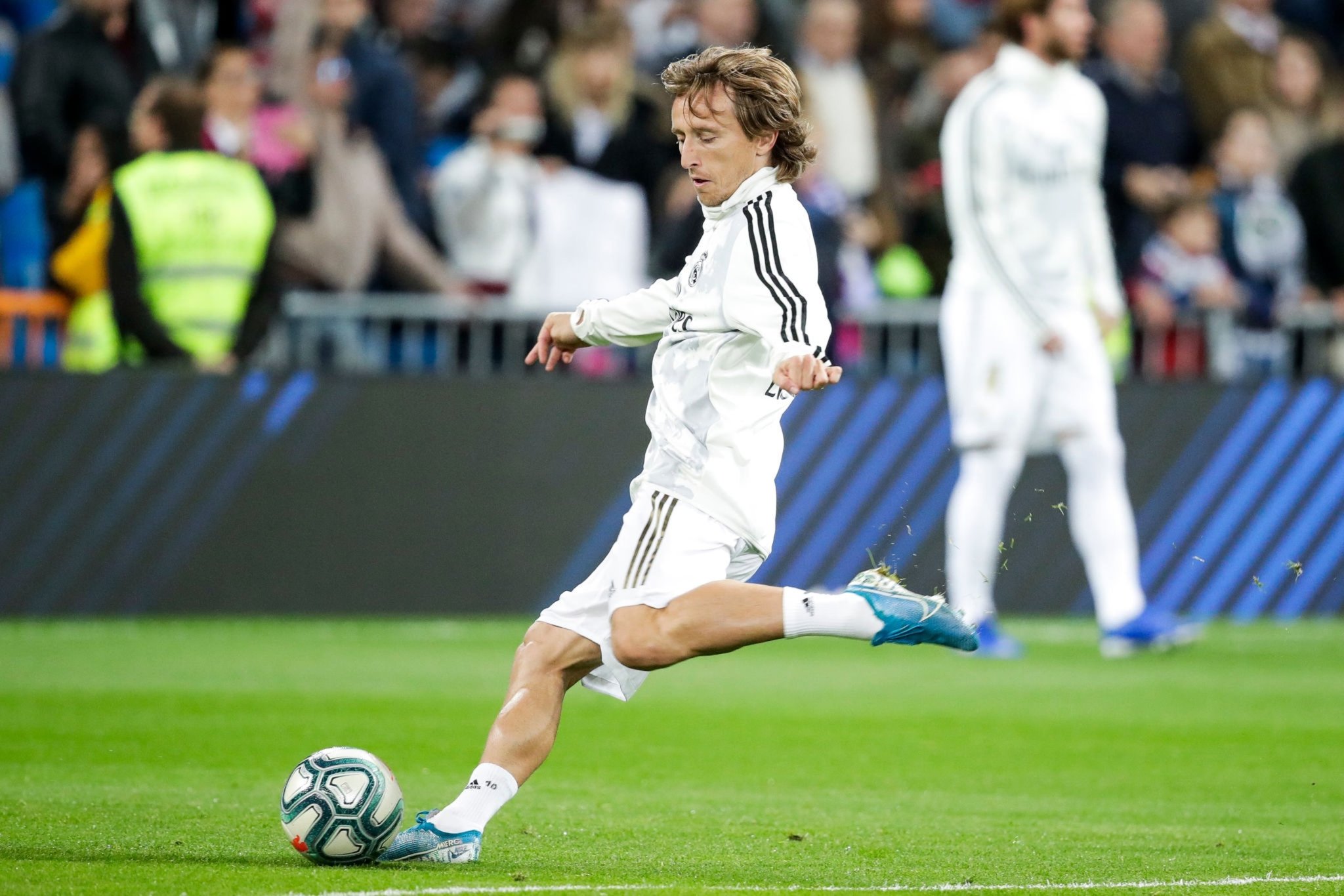 梅西和c罗谁先获得金球,梅西和c罗各获了几次金球