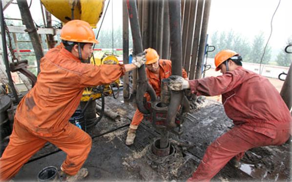 石油基础知识探索能源之王的奥秘,石油在开采和使用过程的优劣