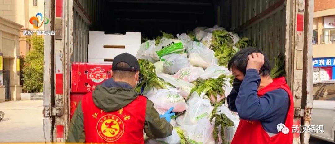 救人快递小哥获现金奖励,快递小哥勇救一家三口获三连奖励